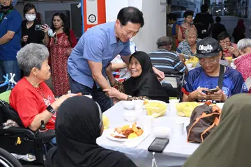 Amal Care, keluarga terima baucar pasar raya, Ramadan, Ong Ye Kung