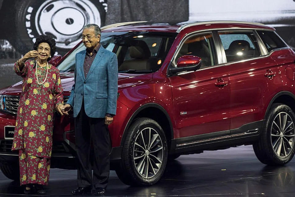 HARAP JADI KEBANGGAAN NEGARA: Dr Mahathir dan isteri Tun Dr Siti Hasmah bergambar di hadapan kereta jenis SUV, X70, yang dihasilkan menyusuli kerja sama Proton dan syarikat automotif dari China, Geely. - Foto EPA-EFE