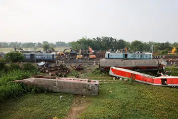 NAHAS NGERI: Dua kereta api penumpang yang bergerak laju tergelincir dari landasan dan merempuh kereta api barangan.