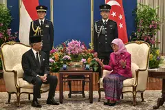 TERUSKAN KERJASAMA: Sultan Abdullah berpeluang bertukar-tukar pandangan dengan Presiden Halimah di Istana semalam sebelum berlangsungnya Jamuan Negara. - Foto BH oleh ARIFFIN JAMAR