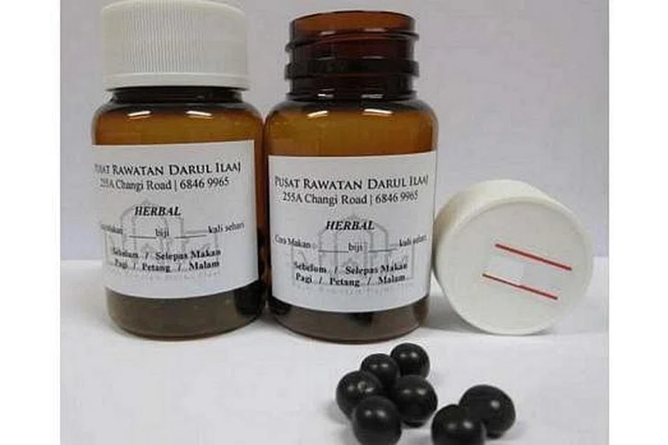 BERBAHAYA: Seorang lelaki yang memakan ubat ini dimasukkan ke hospital kerana tekanan darah tinggi dan sindrom Cushing. - Foto HSA