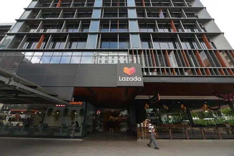 BUAT RUNDINGAN LANJUT: FDAWU sedang berunding dengan Lazada untuk mendapatkan faedah lebih baik untuk pekerja syarikat e-dagang itu yang diberhentikan baru-baru ini, dengan perbincangan itu dipermudahkan oleh Kementerian Tenaga Manusia (MOM). 