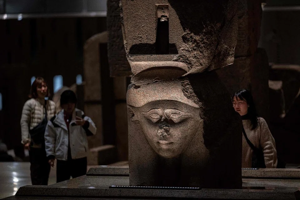 Para pengunjung yang melawat Muzium Agung Mesir di Giza, di pinggir barat daya ibu negara Kahirah pada 7 Februari 2025.