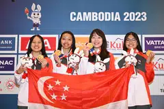 KEKALKAN KEJUARAAN: Atlet lawan pedang Singapura bagi acara Epee berpasukan wanita - (dari kiri) Elle Koh, Kiria Tikanah Abdul Rahman, Rebecca Ong and Filzah Hidayah Binte Nor Anuar - meraikan kemenangan mereka selepas mengalahkan Filipina.