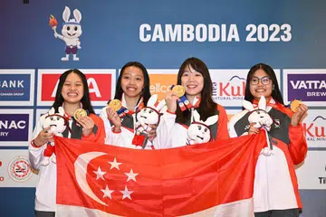 KEKALKAN KEJUARAAN: Atlet lawan pedang Singapura bagi acara Epee berpasukan wanita - (dari kiri) Elle Koh, Kiria Tikanah Abdul Rahman, Rebecca Ong and Filzah Hidayah Binte Nor Anuar - meraikan kemenangan mereka selepas mengalahkan Filipina.