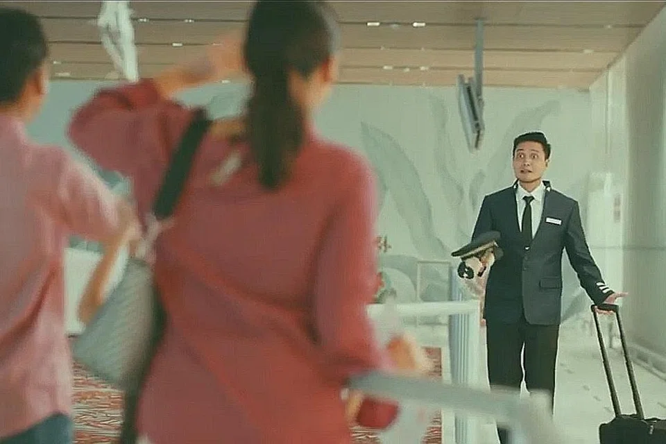 SERBA SALAH: (Gambar atas) Fir Rahman, selaku Ashraf (kanan) seorang juruterbang, gembira dapat bertemu anak dan isteri semula tetapi kemudian malu berkongsi dia kehilangan kerja dalam tempoh pandemik. - Foto MEDIACORP SURIA