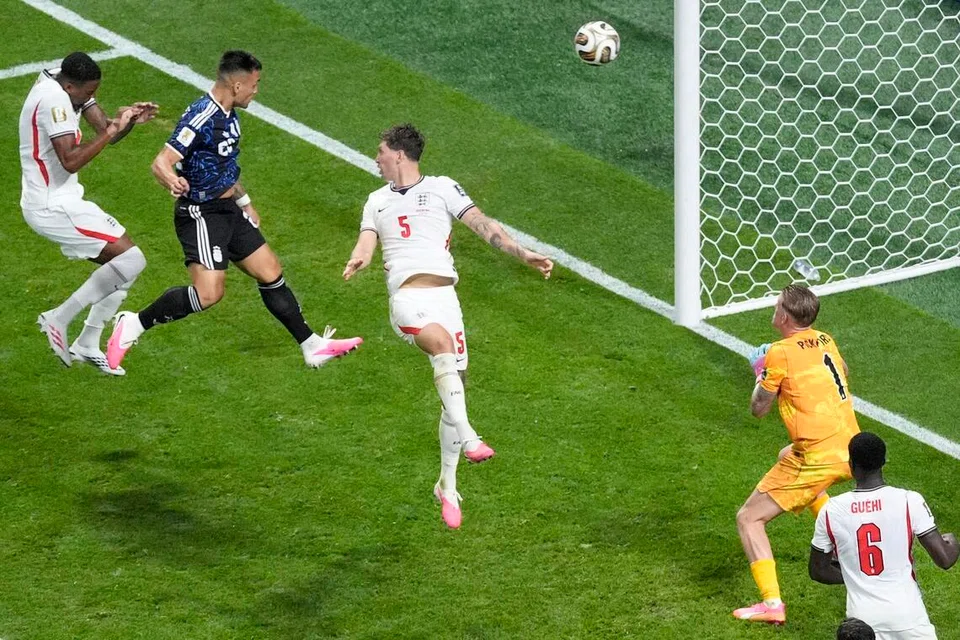 Penyerang Argentina, Lautaro Martinez (dua dari kiri), menanduk masuk bola untuk memastikan kemenangan 2-1 ke atas England dalam perlawanan separuh akhir Piala Dunia 2026 di Stadium Atlanta pada 16 Julai (waktu Singapura).