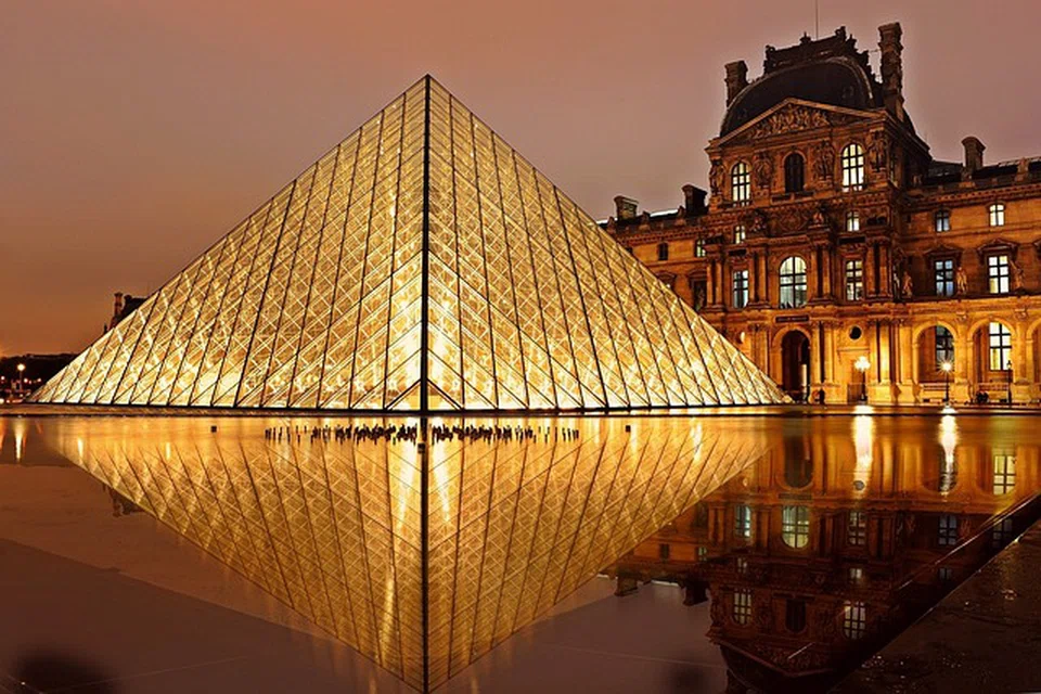 MUZIUM PADA WAKTU MALAM: Muzium Louvre dengan pemandangan indah pada waktu malam antara destinasi pilihan Lady Gaga.
