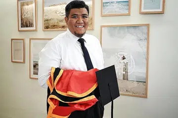 PERTINGKAT ILMU PERUNDANGAN: Ustaz Irwan Hadi Mohd Shuhaimy meraih ijazah Program Doktor Juris (Doktor Perundangan) daripada Universiti Sains Kemasyarakatan Singapura (SUSS) semalam.