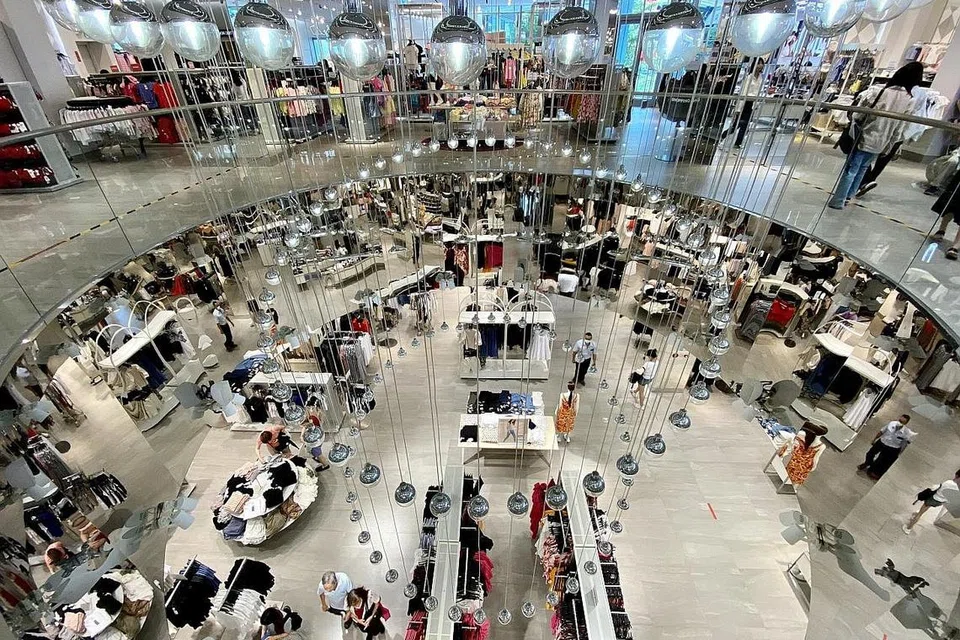 BELI-BELAH: Penduduk Taiwan pergi ke pusat beli-belah di Taiwan sedang negara itu terus melonggarkan banyak perintah sekatan mulai 7 Jun lalu sedang pulau itu berjaya mengawal Covid-19. - Foto EPA-EFE