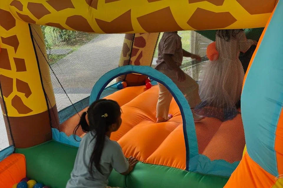 Kanak-kanak juga turut bergembira dan bermain dengan permainan istana lantunan (bouncing castle) yang disediakan. 