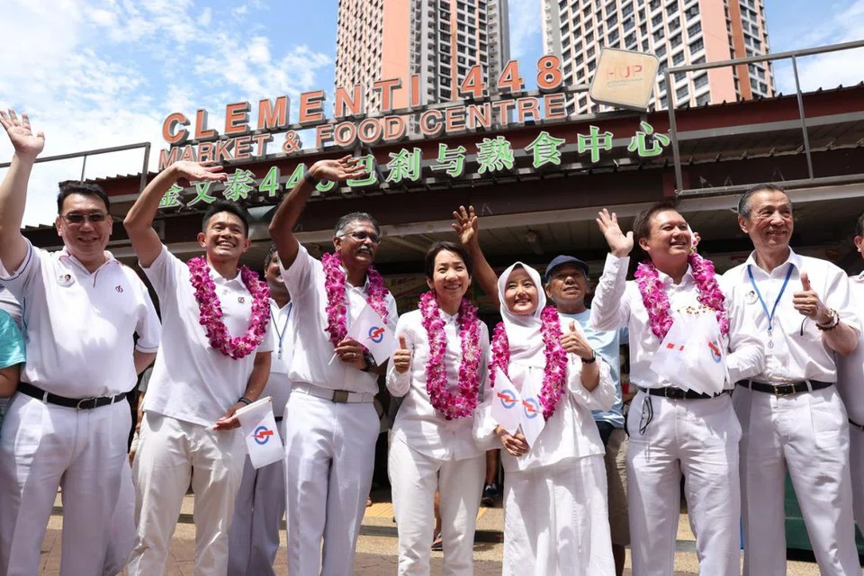 Pasukan PAP di GRC Jurong East-Bukit Batok, diberi kalungan bunga selepas memenangi pilihan raya. Mereka terdiri daripada (bermula dua dari kiri) Encik David Hoe; Menteri Negara (Pengangkutan merangkap Undang-Undang), Encik Murali Pillai; Menteri Kemampanan dan Sekitaran, Cik Grace Fu; Menteri Negara (Penerangan dan Pembangunan Digital merangkap Kesihatan),Cik Rahayu Mahzam; dan Encik Lee Hong Chuang, yang bertemu penduduk dalam sesi perarakan kemenangan pada 4 Mei.