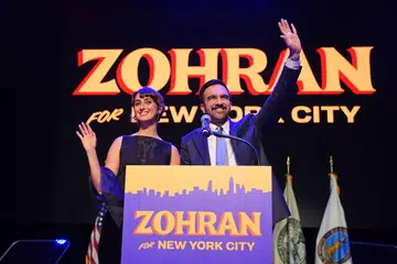Calon Datuk Bandar New York, Zohran Mamdani (kanan), meraikan kemenangan bersama isterinya, Rama Duwaji (kiri), semasa acara malam pilihan raya di Teater Brooklyn Paramount, New York, pada 4 November 2025. 
