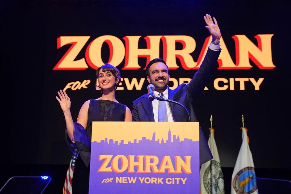 Calon Datuk Bandar New York, Zohran Mamdani (kanan), meraikan kemenangan bersama isterinya, Rama Duwaji (kiri), semasa acara malam pilihan raya di Teater Brooklyn Paramount, New York, pada 4 November 2025. 
