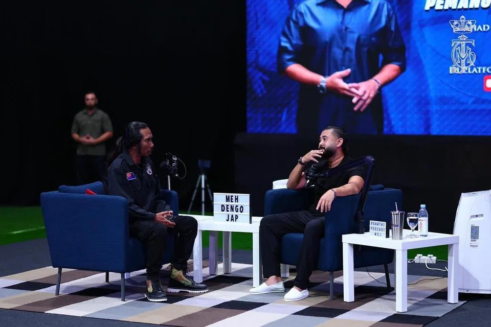 Pemangku Sultan Johor, Tunku Mahkota Ismail (kanan) menjawab soalan pada sesi podcast dalam Program Johor Youth Meet-Up di Iskandar Puteri, Johor Bahru. 