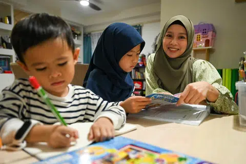 Cik Fatin Syafiqah Abdul Halim (kanan) berhenti kerja dan menjadi suri rumah tangga sejak Disember 2018 selama lebih lima tahun. Bersama beliau ialah dua anaknya, Yusuf Muhammad Zaid (kiri), empat tahun, dan Maryam Muhammad Zaid (tengah), lapan tahun. 