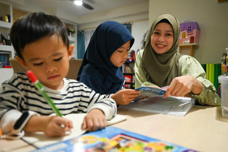 Cik Fatin Syafiqah Abdul Halim (kanan) berhenti kerja dan menjadi suri rumah tangga sejak Disember 2018 selama lebih lima tahun. Bersama beliau ialah dua anaknya, Yusuf Muhammad Zaid (kiri), empat tahun, dan Maryam Muhammad Zaid (tengah), lapan tahun. 