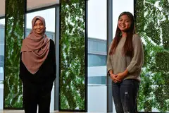 JASA GURU DIKENANG: Menurut Cik Nurathirah (kanan), guru yang mengajar Bahasa Melayu, Cikgu Marnee Suhiat (kiri), banyak memberi kata-kata perangsang dan dorongan supaya tidak putus asa. - Foto BH oleh CHONG JUN LIANG