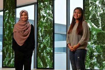 JASA GURU DIKENANG: Menurut Cik Nurathirah (kanan), guru yang mengajar Bahasa Melayu, Cikgu Marnee Suhiat (kiri), banyak memberi kata-kata perangsang dan dorongan supaya tidak putus asa. - Foto BH oleh CHONG JUN LIANG