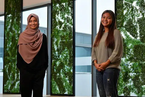 JASA GURU DIKENANG: Menurut Cik Nurathirah (kanan), guru yang mengajar Bahasa Melayu, Cikgu Marnee Suhiat (kiri), banyak memberi kata-kata perangsang dan dorongan supaya tidak putus asa. - Foto BH oleh CHONG JUN LIANG