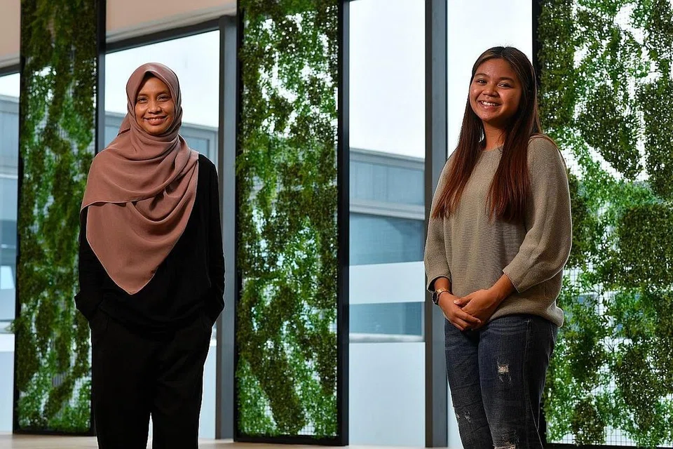 JASA GURU DIKENANG: Menurut Cik Nurathirah (kanan), guru yang mengajar Bahasa Melayu, Cikgu Marnee Suhiat (kiri), banyak memberi kata-kata perangsang dan dorongan supaya tidak putus asa. - Foto BH oleh CHONG JUN LIANG