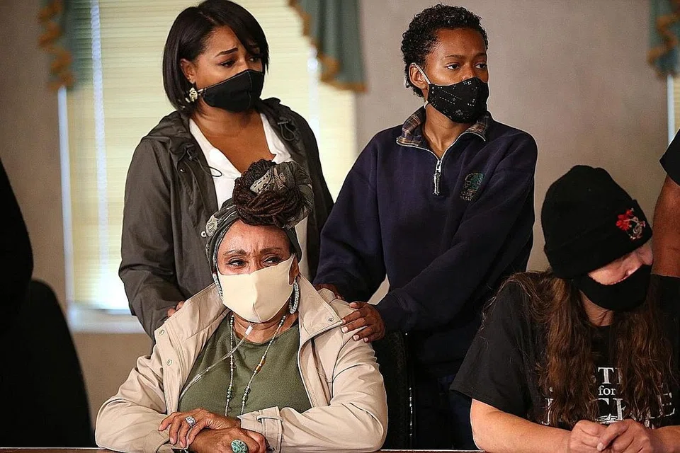 MAHU TUNTUT KEADILAN: Foto mendiang Manuel Ellis ditampal pada sebatang tiang lampu di tempat beliau mati semasa ditahan polis di Tacoma, Washington. Dalam satu sidang media Selasa lalu, ibunya, Cik Marcia Carter-Patterson (kiri), terharu semasa menyaksikan video yang merakam saat-saat terakhir mendiang. - Foto AFP