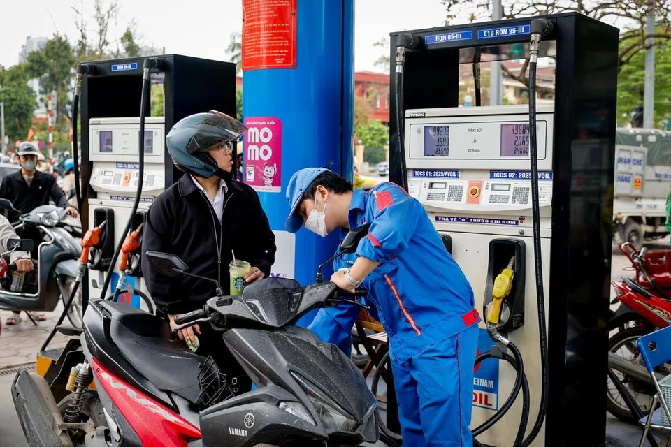 Seorang pekerja mengisi petrol ke dalam motosikal pelanggan di sebuah stesen minyak di Hanoi, Vietnam, pada 23 Mac 2026, ketika kenaikan harga bahan api dipacu oleh kesan penutupan Selat Hormuz yang menjejaskan bekalan tenaga global.