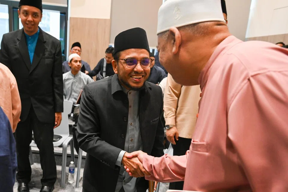 Mufti Dr Nazirudin Mohd Nasir berinteraksi dengan asatizah di dewan kuliah di Kampus Bencoolen pada 11 November 2024.