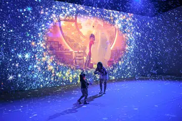 PAMERAN INTERAKTIF: Pengunjung dapat menyaksikan tayangan panggung 360 darjah di pameran ‘Immersive Disney Animation’. 