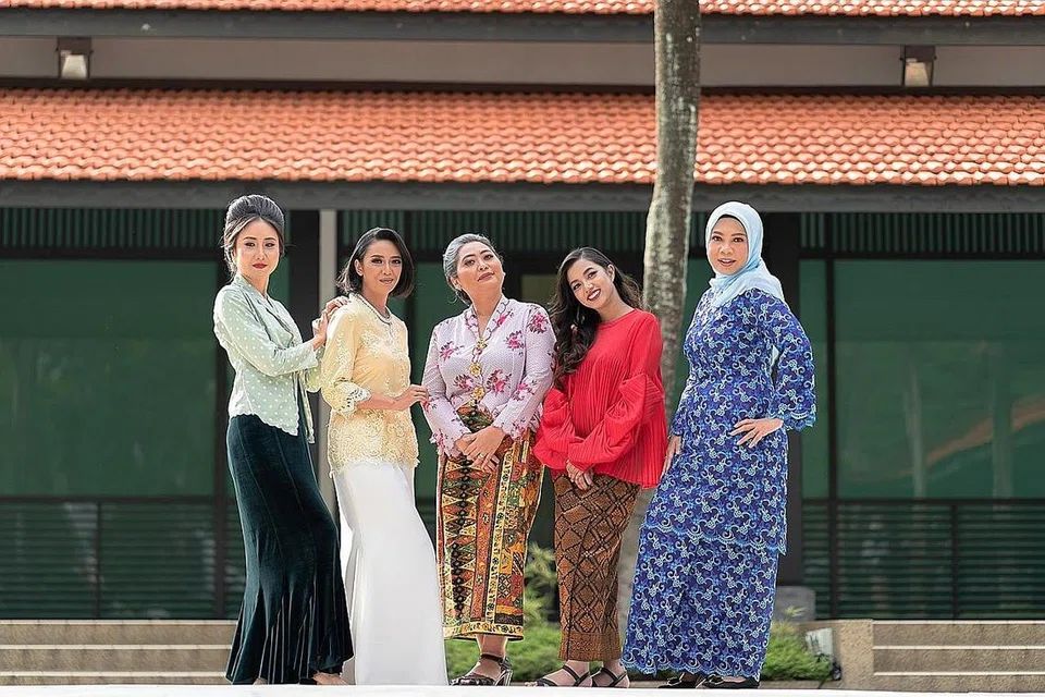 BAJU RAYA IKUT ZAMAN: Pelbagai fesyen dan beraneka warna mengikut selera. Baju Raya tradisional terus segar setiap ketibaan Aidilfitri. - Foto BH oleh HASIF AZMI