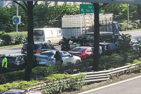 KEMALANGAN BERANTAI: Lima kereta terlibat dalam kemalangan di Ekspreswe Rentas Pulau (PIE) sekitar 8.35 pagi pada 17 Januari.