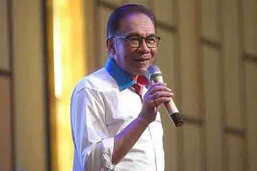 'TIDAK KECIL HATI': Datuk Seri Anwar Ibrahim berkata ramai orang cuba melagakan beliau dengan timbalannya dalam Parti Keadilan Rakyat (PKR), Encik Rafizi Ramli, kerana mahu melihat parti itu penuh kepincangan dalaman. Sebaliknya, Encik Rafizi bawa panadol yang menghilangkan rasa pening beliau, kata Datuk Anwar, yang juga berkata beliau "tidak berkecil hati" terhadap Encik Rafizi. - Foto-foto fail