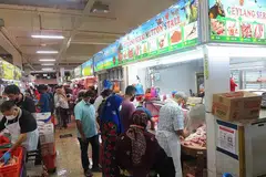 RAMAI PENGUNJUNG: Pengunjung sibuk berbelanja di Pasar Geylang Serai pagi semalam, antara lain kerana membuat persiapan bagi Hari Raya Haji esok. - Foto BH oleh ZULAIQAH ABDUL RAHIM