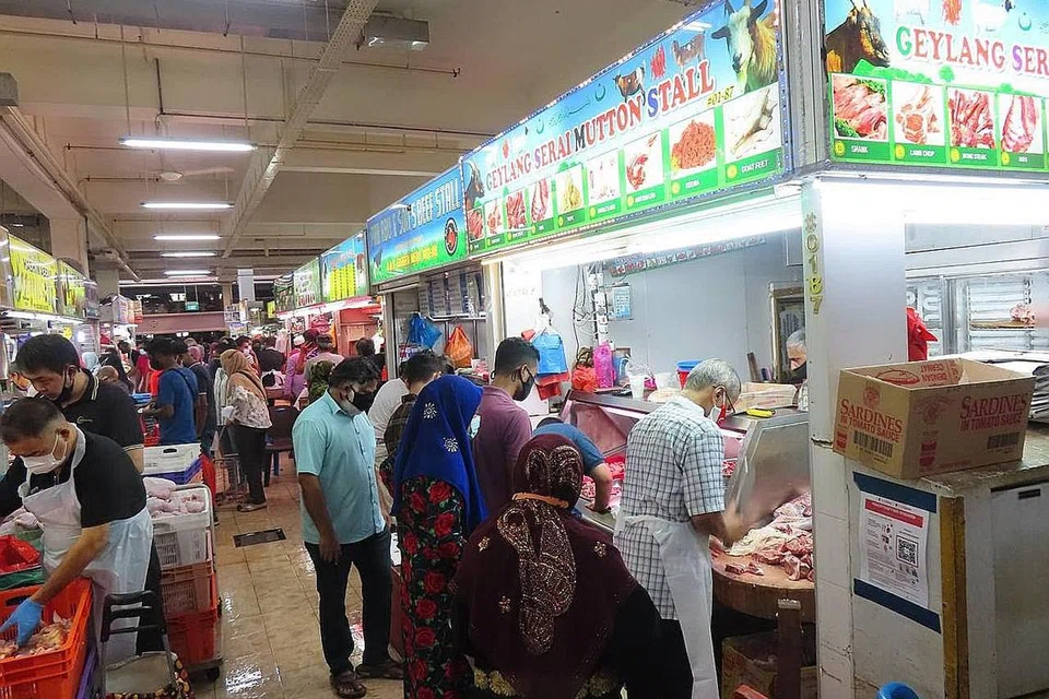 RAMAI PENGUNJUNG: Pengunjung sibuk berbelanja di Pasar Geylang Serai pagi semalam, antara lain kerana membuat persiapan bagi Hari Raya Haji esok. - Foto BH oleh ZULAIQAH ABDUL RAHIM