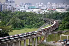 Kereta api MRT bergerak antara stesen Clementi dan Jurong East sepanjang Laluan Timur-Barat sewaktu kerja ujian dijalankan pada 5 petang, 30 September.