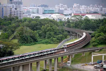 Kereta api MRT bergerak antara stesen Clementi dan Jurong East sepanjang Laluan Timur-Barat sewaktu kerja ujian dijalankan pada 5 petang, 30 September.