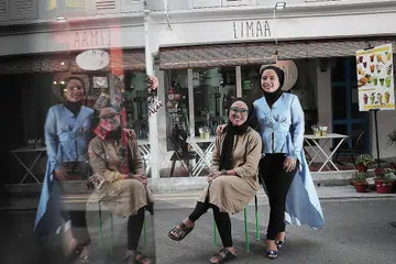 SEDIAKAN KHIDMAT PENGHANTARAN MAKANAN: Pengasas bersama Kafe Limaa, Cik Nuraidah Abdul Rauf (kiri) dan Cik Zakiah Ismawi (kanan), bekerjasama untuk memberi pilihan makanan sihat kepada pelanggan mereka tidak kira di mana mereka tinggal atau bekerja. - Foto BM oleh KELVIN CHNG RINGKAS 