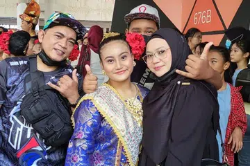 GEMBIRA IKUTI KELAS MTS: Kelas tiusyen Mendaki telah membantu Putri Qurratuani Mohamed Halmi (berkebaya) memahami topik subjek Matematik dengan lebih baik. Kelihatan Puteri Qurratuani bersama ibunya, Cik Zuliha Dolah (kanan), bapa tirinya, Encik Azmi Senen (kiri) dan adiknya, Putra Hazami Azmi. - Foto ihsan ZULIHA DOLAH