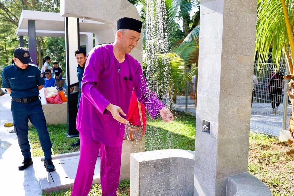 Pengerusi Jawatankuasa Perumahan dan Kerajaan Tempatan Johor, Datuk Mohd Jafni Md Shukor memeriksa kemudahan di kawasan permainan air di Hutan Bandar Majlis Bandaraya Johor Bahru (MBJB). 