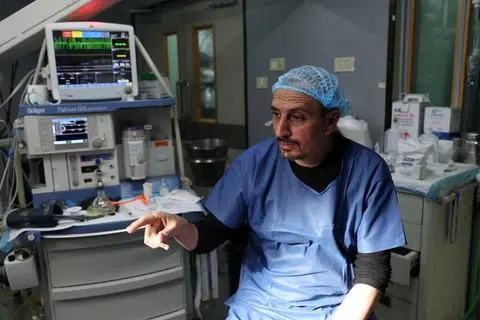 Doktor Palestin, Dr Ahmed Al-Mughraby, ketua jabatan pembedahan plastik di Hospital Nasser, memberikan gambaran mengerikan semasa diarahkan meninggalkan hospital itu oleh tentera Israel di Khan Younis di selatan Jaluran Gaza, pada 19 Februari.