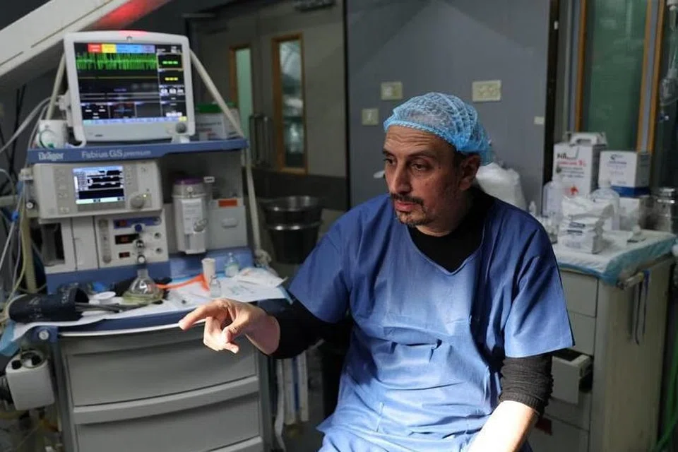 Doktor Palestin, Dr Ahmed Al-Mughraby, ketua jabatan pembedahan plastik di Hospital Nasser, memberikan gambaran mengerikan semasa diarahkan meninggalkan hospital itu oleh tentera Israel di Khan Younis di selatan Jaluran Gaza, pada 19 Februari.