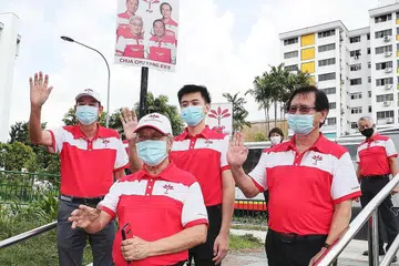 ANGGOTA DARIPADA PELBAGAI LATAR BELAKANG: (Dari bawah ikut putaran jam) Dr Tan Cheng Bock, Encik Francis Yuen, Encik Choo Shaun Ming dan Encik Abdul Rahman Mohamad semasa membuat kunjungan ke Blok 9 Teck Whye Lane pada 3 Julai lalu. - Foto BH oleh KELVIN CHNG