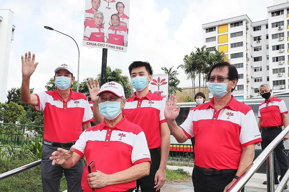 ANGGOTA DARIPADA PELBAGAI LATAR BELAKANG: (Dari bawah ikut putaran jam) Dr Tan Cheng Bock, Encik Francis Yuen, Encik Choo Shaun Ming dan Encik Abdul Rahman Mohamad semasa membuat kunjungan ke Blok 9 Teck Whye Lane pada 3 Julai lalu. - Foto BH oleh KELVIN CHNG