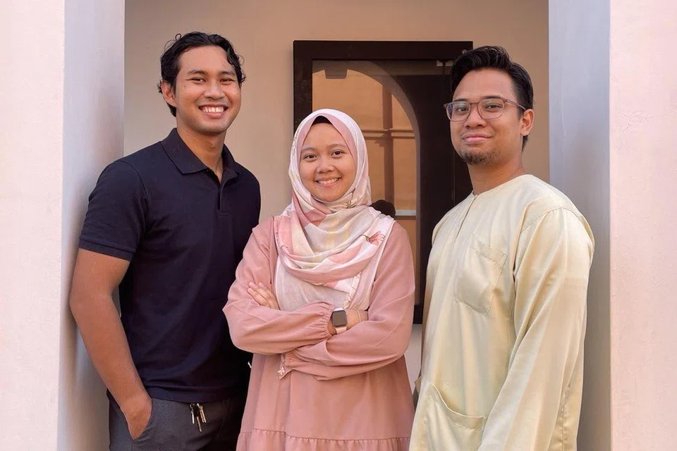 (Diri kiri) Pengasas Maktaba Books, Encik Azrin Hamdan; Pengurus Acara dan Program Maktaba Books, Cik Izza Haziqah Abdul Rahman; dan Pengurus Komuniti Maktaba Books, Encik Nurhadi Taha. Maktaba Books bermula daripada minat membaca Encik Azrin dan keinginannya berkongsi bukunya bersama mereka yang juga gemar membaca.