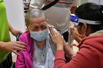 JALANI VAKSINASI: Cik Chan Ah Wong, 88 tahun menerima vaksinasi di Kelab Masyarakat Potong Pasir semalam. - Foto BH oleh CHONG JUN LIANG