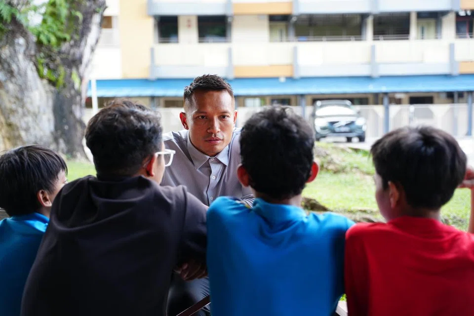 Hassan Sunny meluangkan masa berbual bersama kanak-kanak Rumah Kebajikan Muhammadiyah.