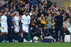 Frank Lampard (kanan) akur tidak dapat selesaikan masalah Chelsea dalam tempoh sehari selepas pasukannya itu tewas 1-0 di tangan Wolves.