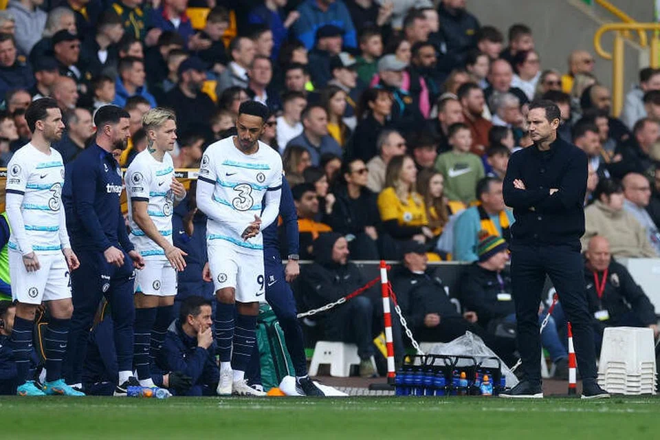 Frank Lampard (kanan) akur tidak dapat selesaikan masalah Chelsea dalam tempoh sehari selepas pasukannya itu tewas 1-0 di tangan Wolves.