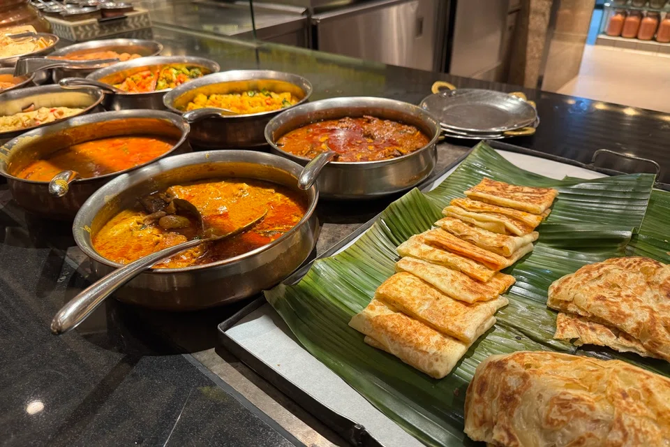 Aneka hidangan di bufet halal StraitsKitchen.
