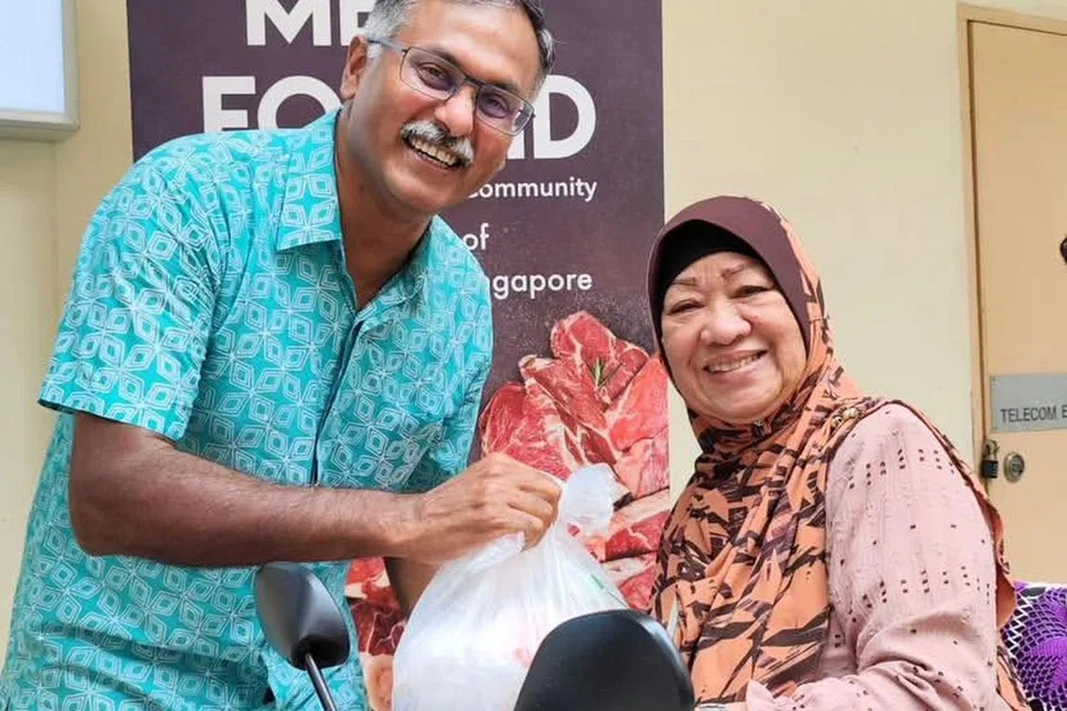 Encik Murali Pillai (kiri) berkata beliau ingin meneruskan usaha untuk membantu penduduk Bukit Batok mengatasi kos sara hidup, jika beliau dipilih untuk terus berkhidmat. 